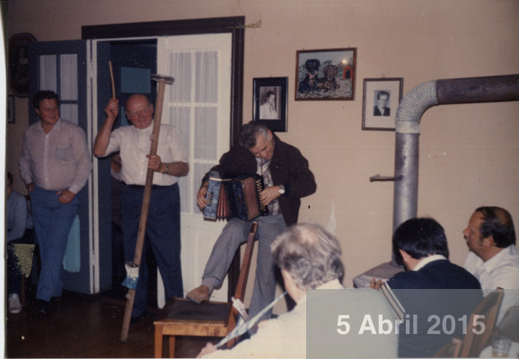 1975-casa rudy Namuij tocando el charrango, instrumento de cuerda-alberto guzman.tiff.jpg